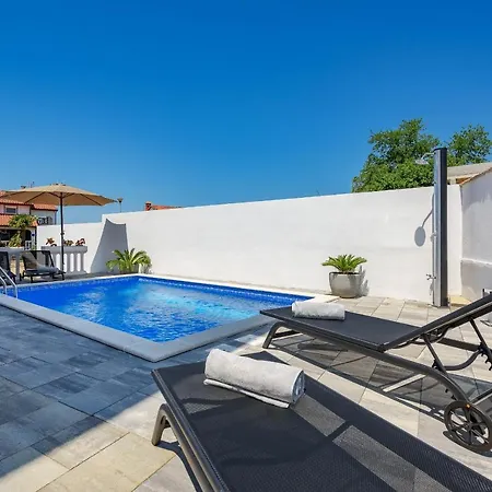 Apartment Vedran With Pool, Near Porec *