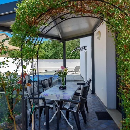 Apartment Vedran With Pool, Near Porec *