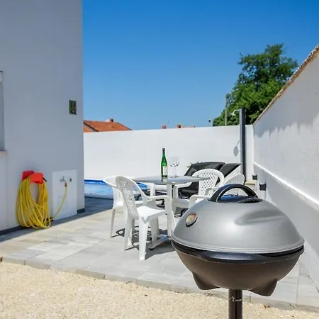Vedran With Pool, Near Porec Apartment *